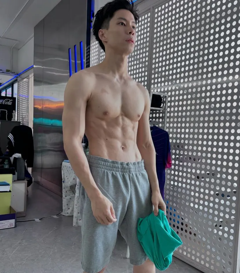 แบม พิธีกรสุดหล่อ ร่างทอง