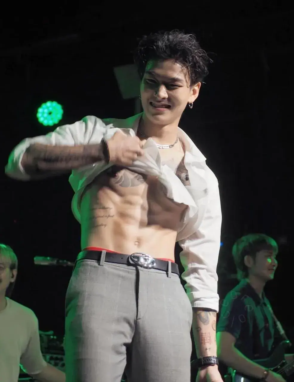 ดูดลิ้นเลียรักแร้
