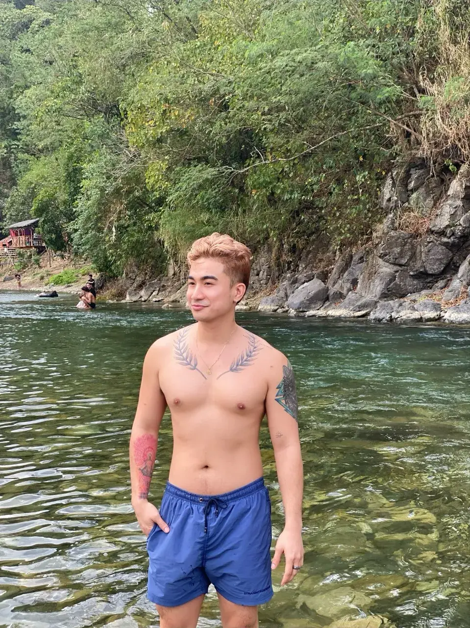 รูปหล่อช่อไม้เกาะไหล่