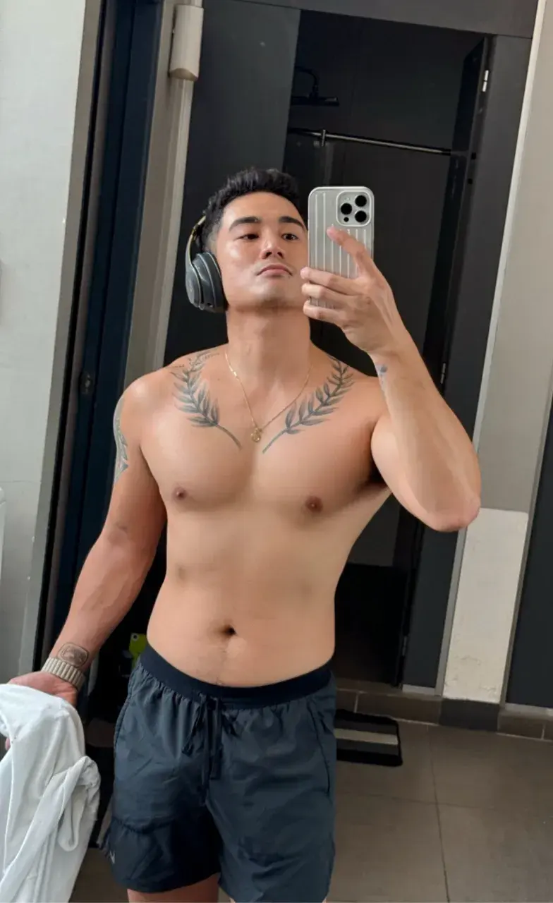 รูปหล่อช่อไม้เกาะไหล่