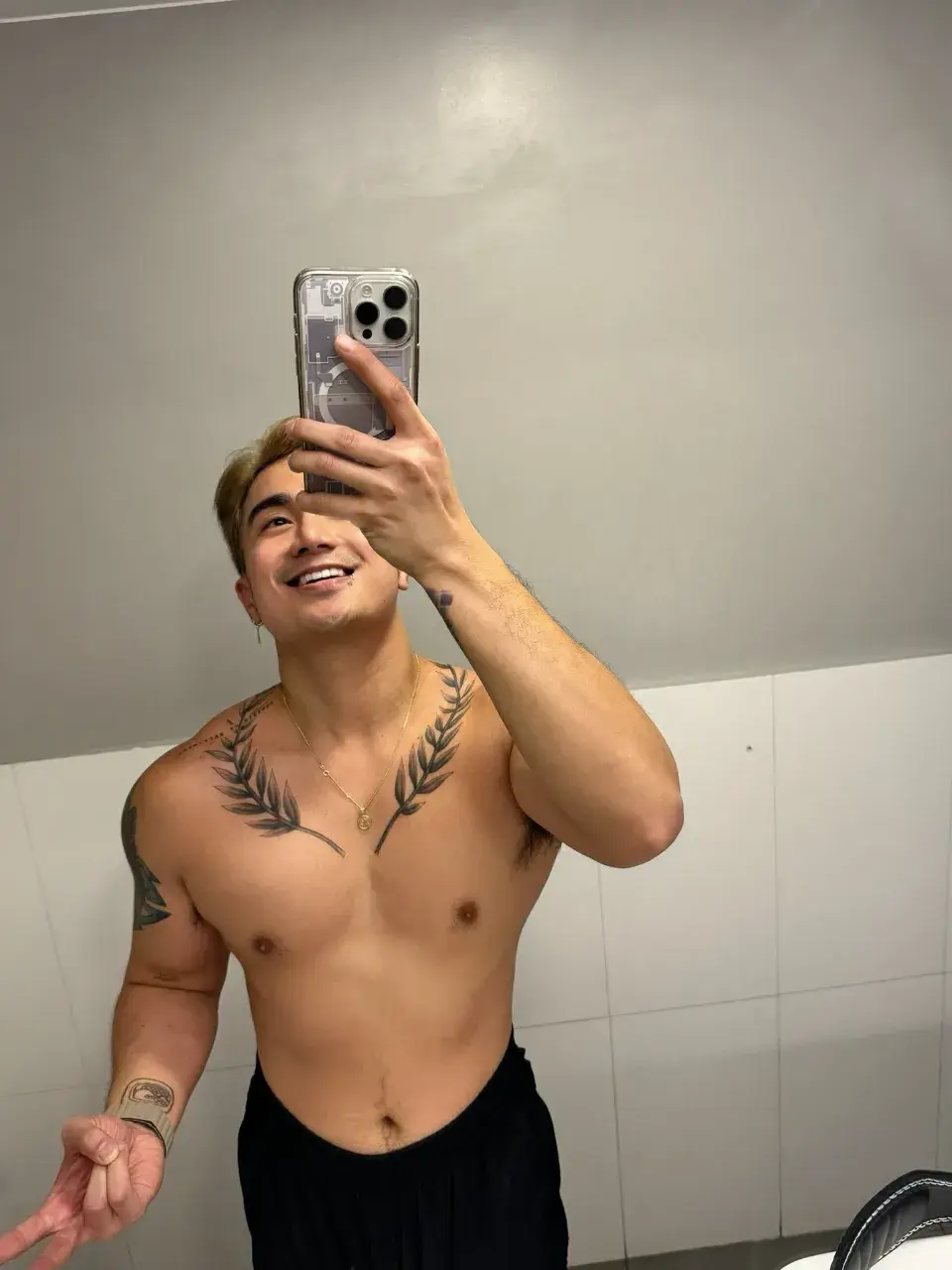 รูปหล่อช่อไม้เกาะไหล่