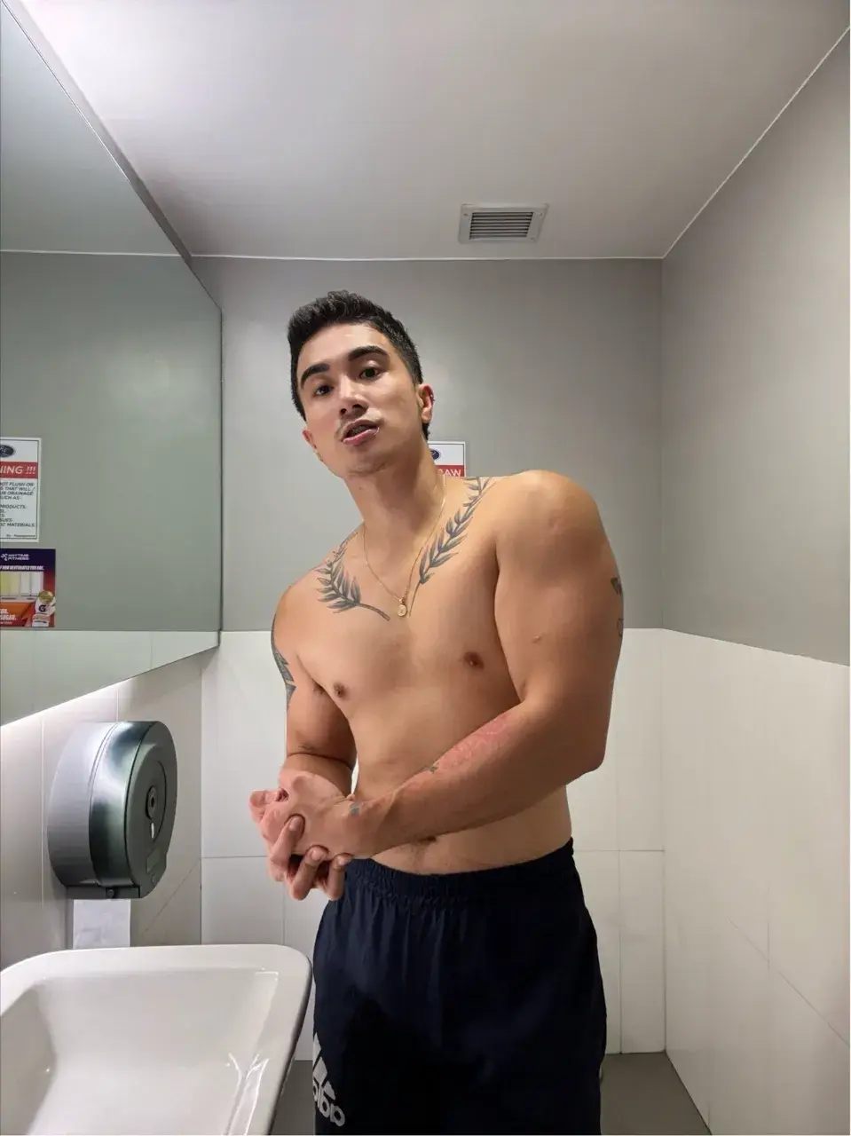 รูปหล่อช่อไม้เกาะไหล่