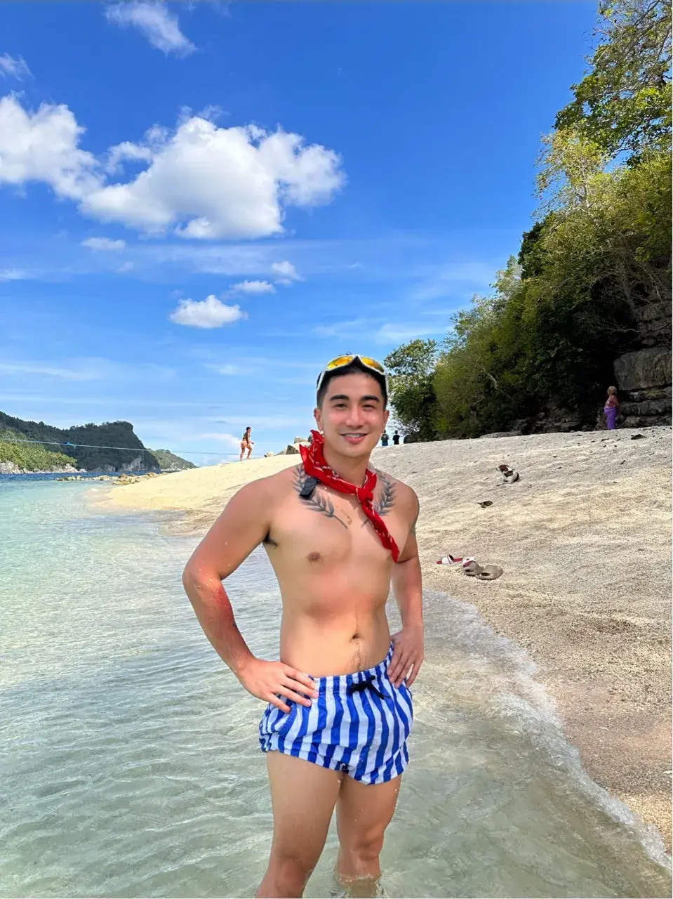 รูปหล่อช่อไม้เกาะไหล่