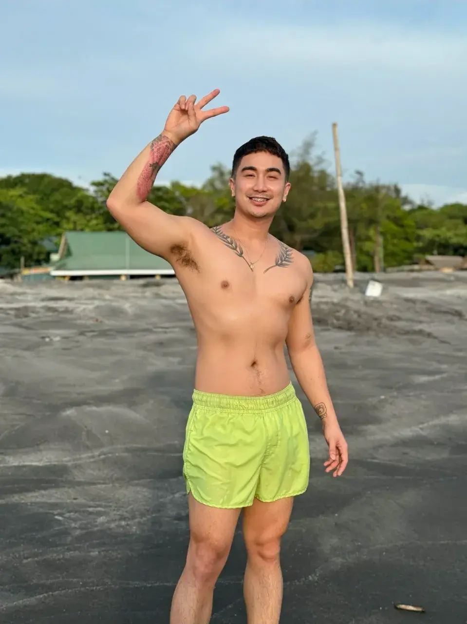 รูปหล่อช่อไม้เกาะไหล่
