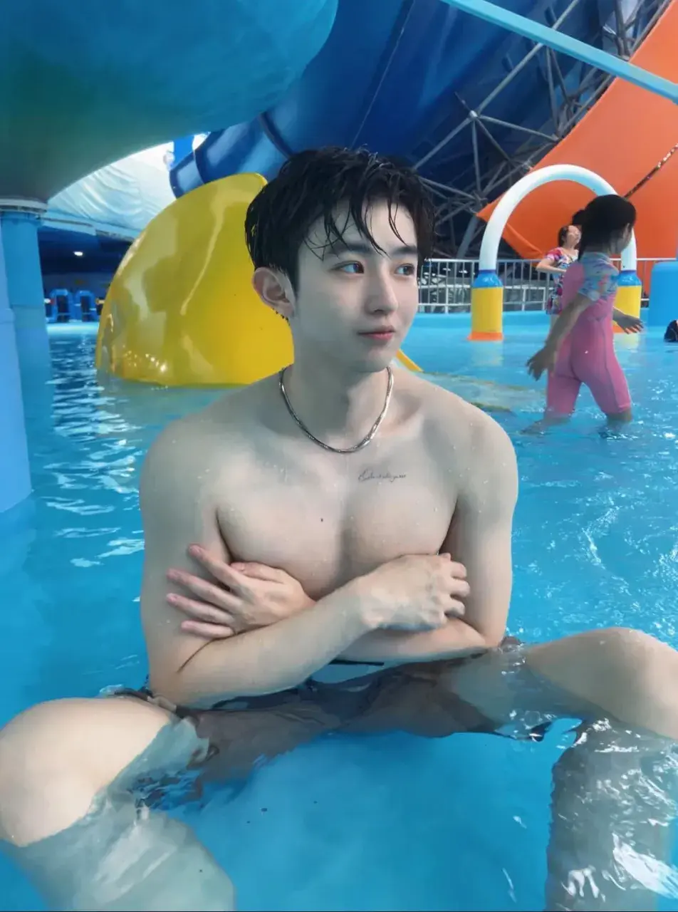 ถอดโชว์เรือนร่าง 2890