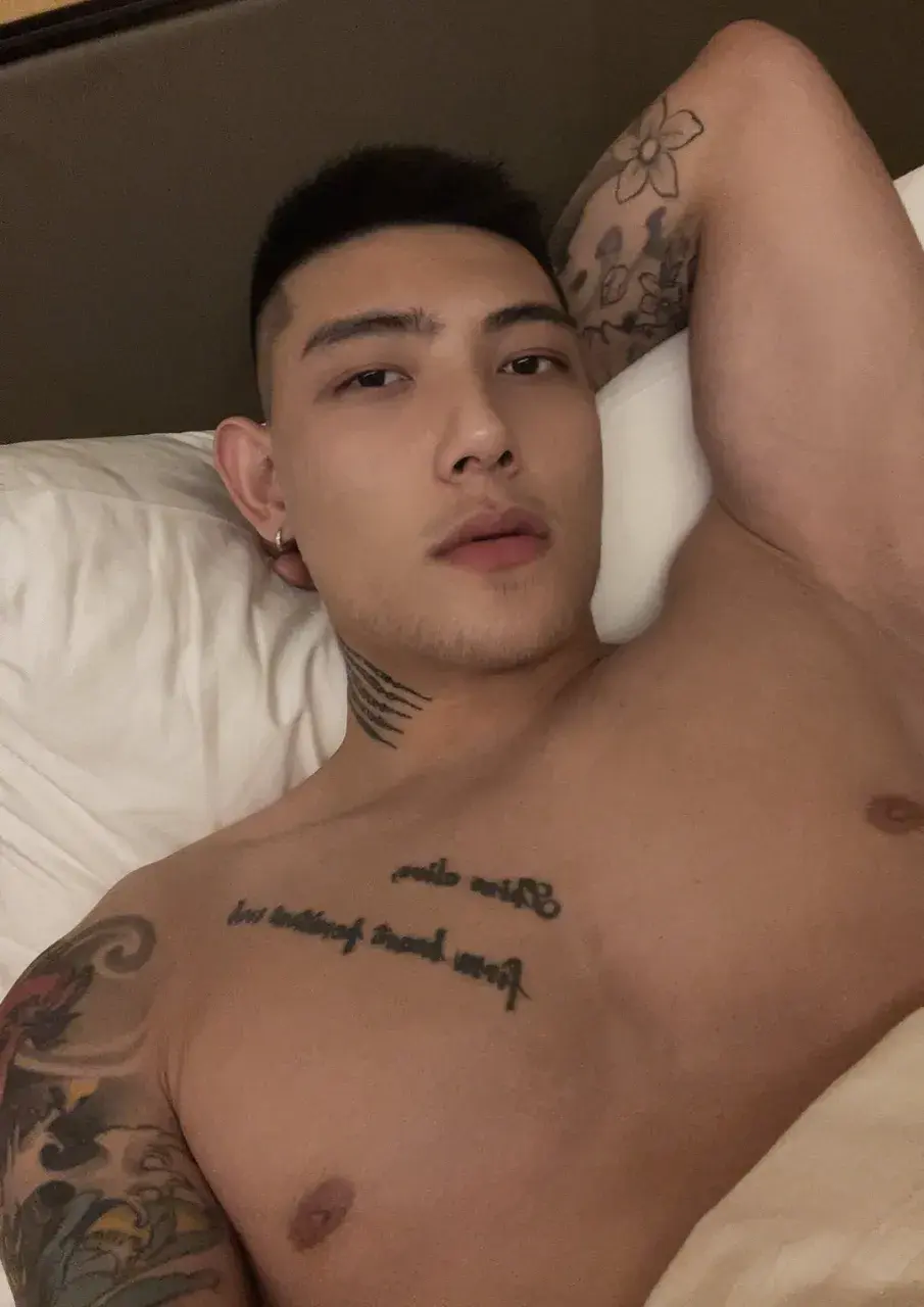 有没有男人要体验一下我的40度的骚穴？