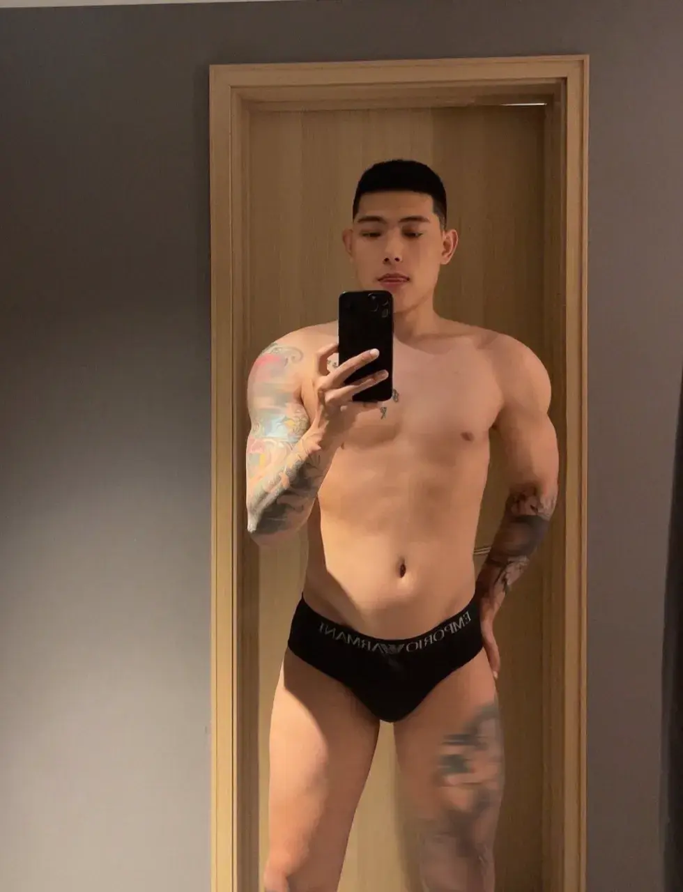 有没有男人要体验一下我的40度的骚穴？