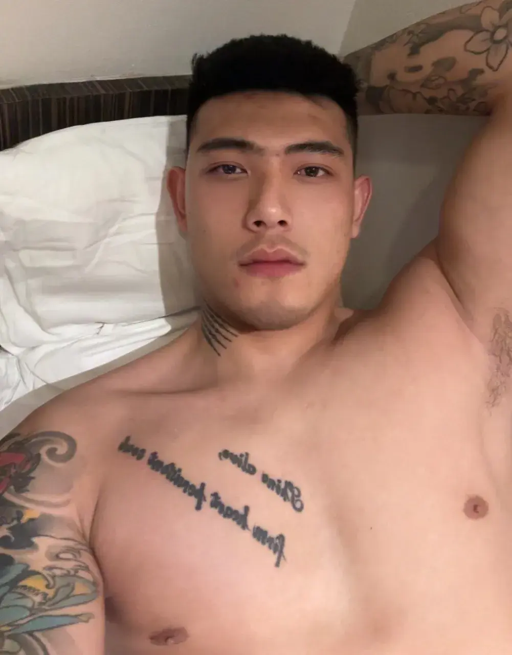 有没有男人要体验一下我的40度的骚穴？