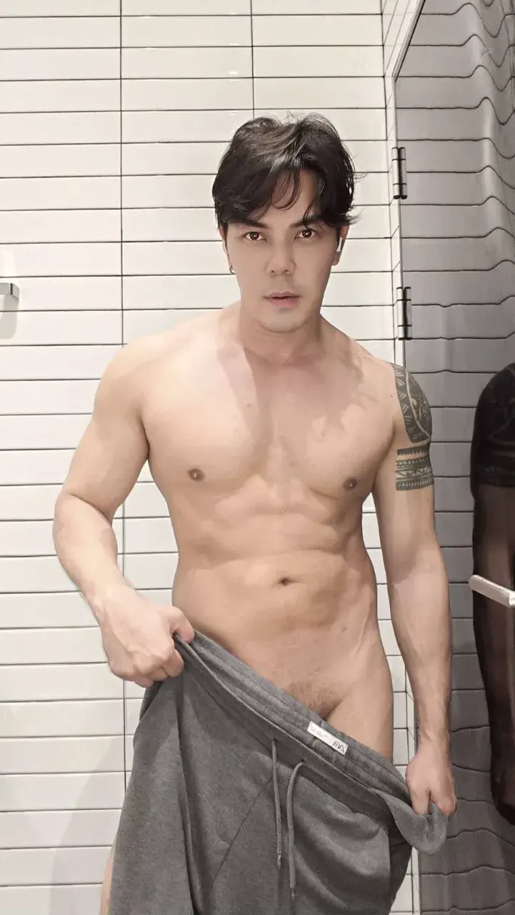 ถึงหน้าพี่จะดูดุ แต่เวลาพี่ยิ้มแล้ว โลกสดใสเลยนะครับ   Model Korn Photo by @avessriphoto