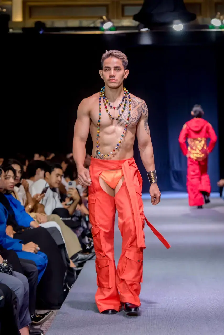 ใส่แบบนี้ มีหลักฐานที่ กำแพงนครวัด