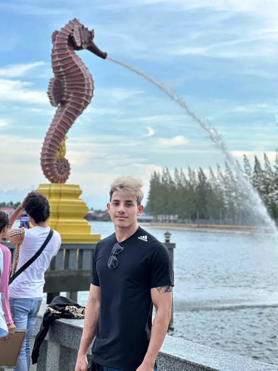 ใส่แบบนี้ มีหลักฐานที่ กำแพงนครวัด