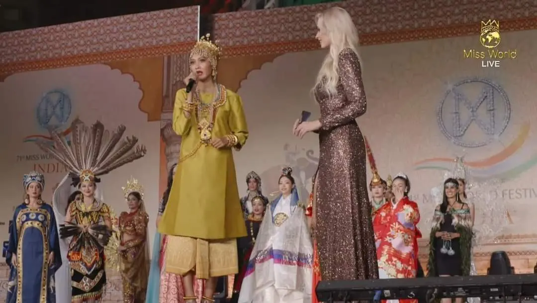 Cambodia national costume. Traditional Khmer clothing.សំលៀកបំពាក់សម័យឧត្តុង  UDDONG COSTUME