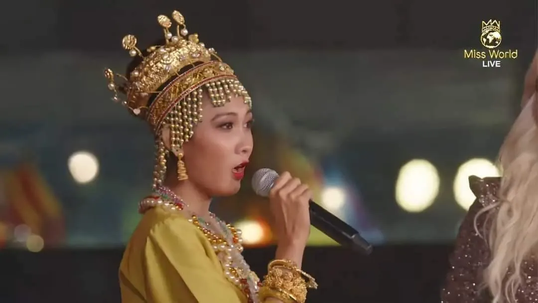 Cambodia national costume. Traditional Khmer clothing.សំលៀកបំពាក់សម័យឧត្តុង  UDDONG COSTUME