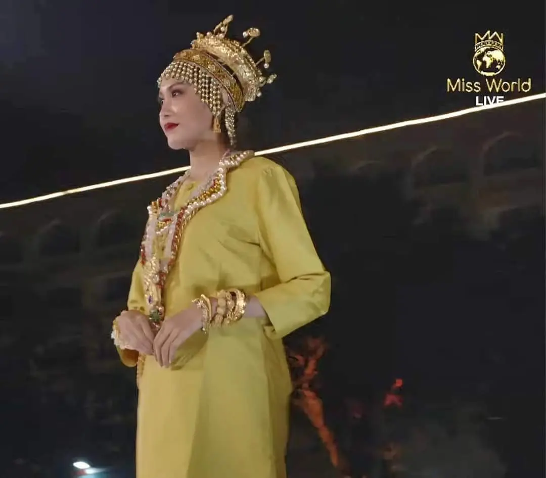 Cambodia national costume. Traditional Khmer clothing.សំលៀកបំពាក់សម័យឧត្តុង  UDDONG COSTUME