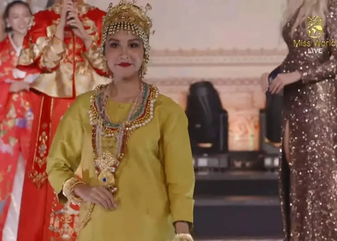 Cambodia national costume. Traditional Khmer clothing.សំលៀកបំពាក់សម័យឧត្តុង  UDDONG COSTUME