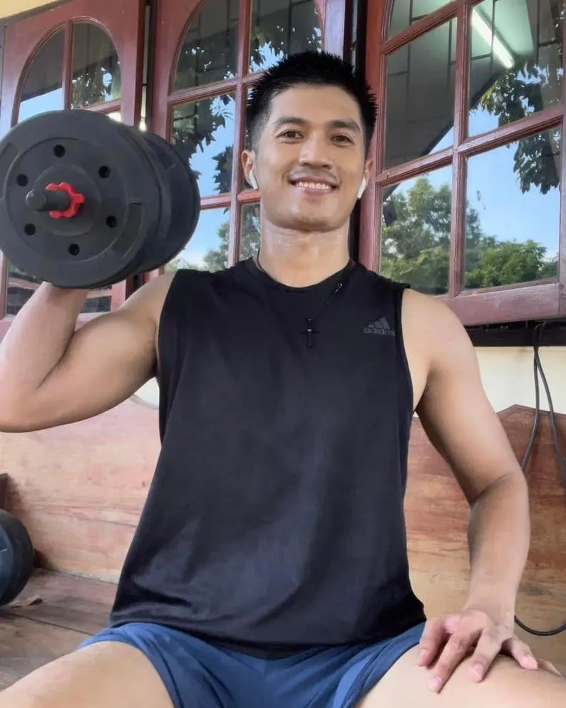 หล่อล่ำฉ่ะแฉะ