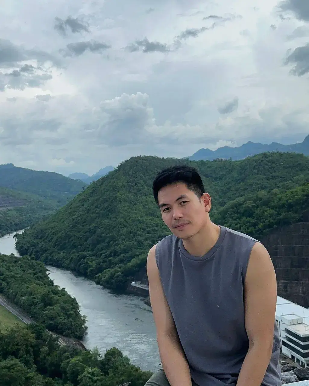 หล่อสดใส