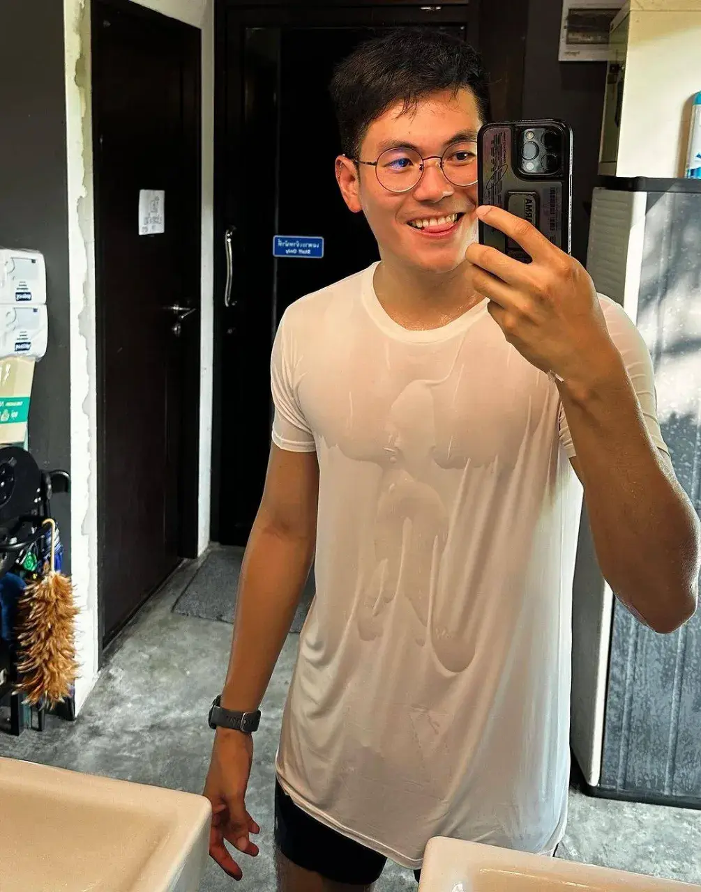 หล่อสดใส