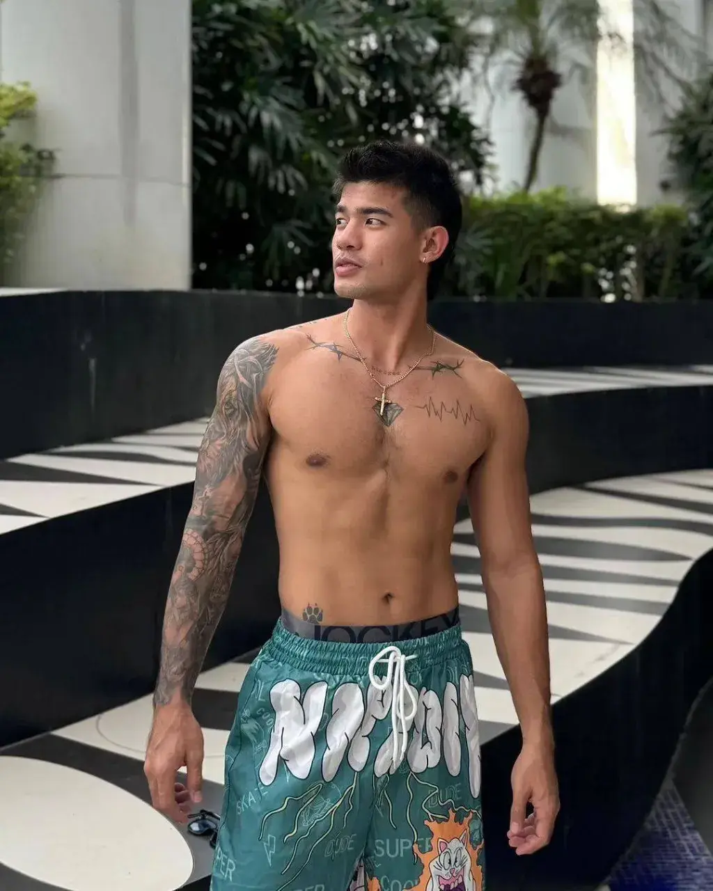 หนุ่มกลัดมัด