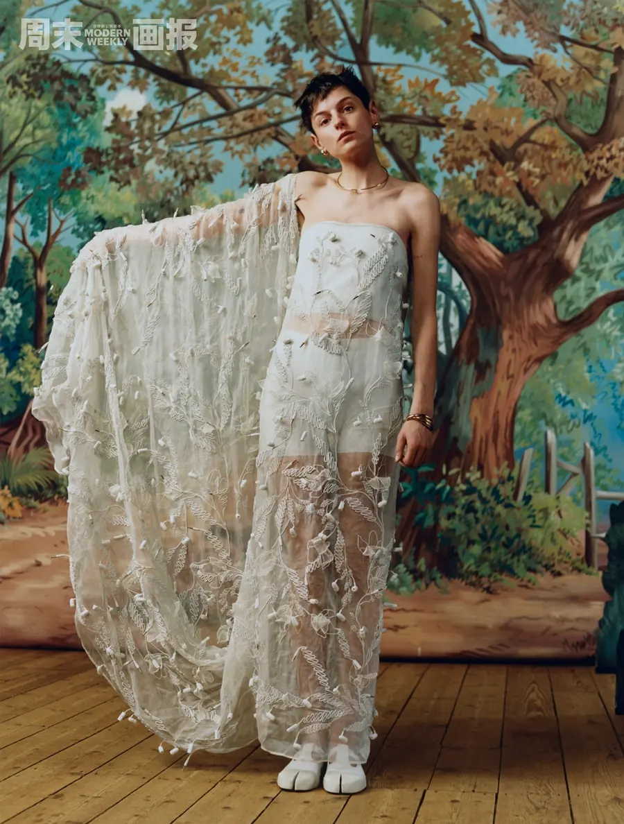 Emma Corrin @ Modern Weekly STYLE China August 2024