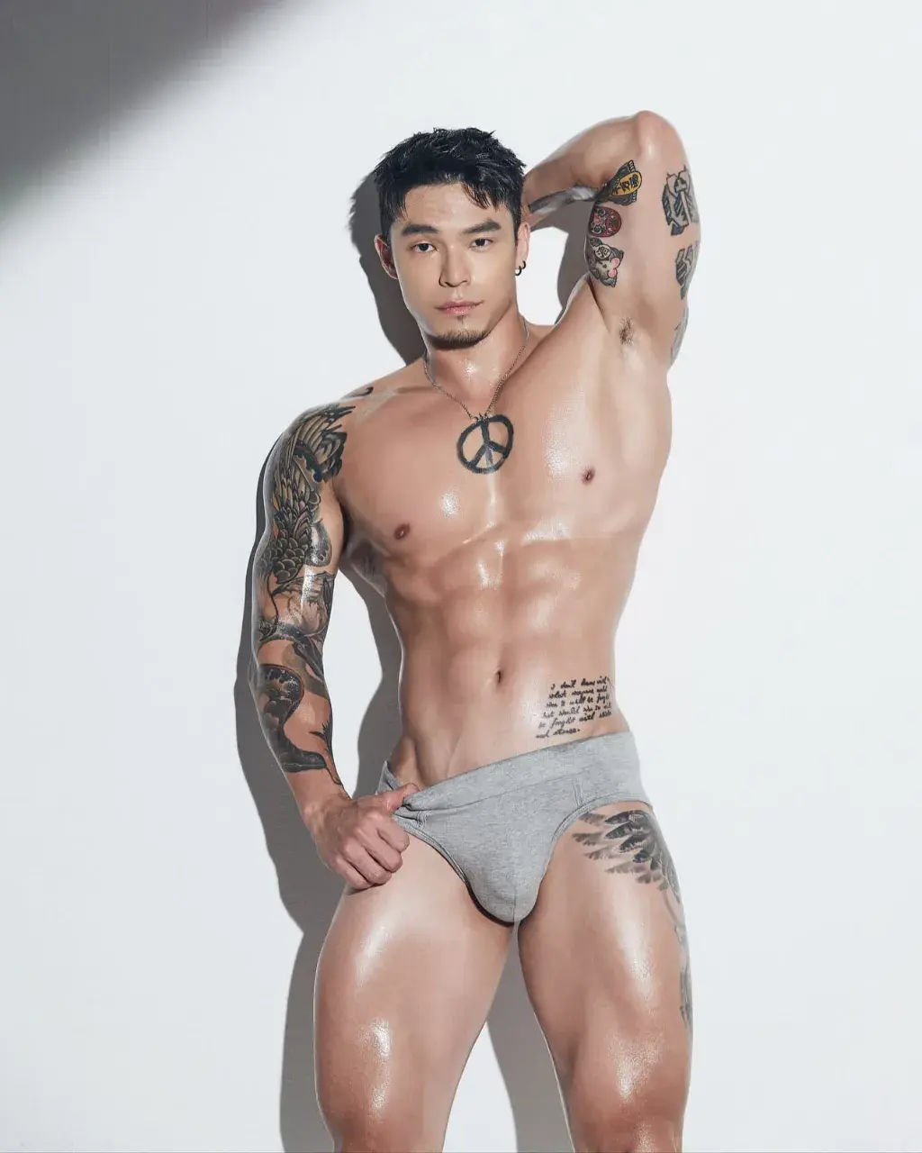 ผู้ชายนมแน่น (6)