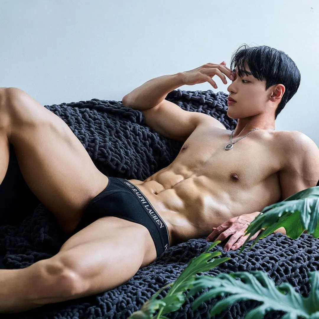 ผู้ชายนมแน่น (6)