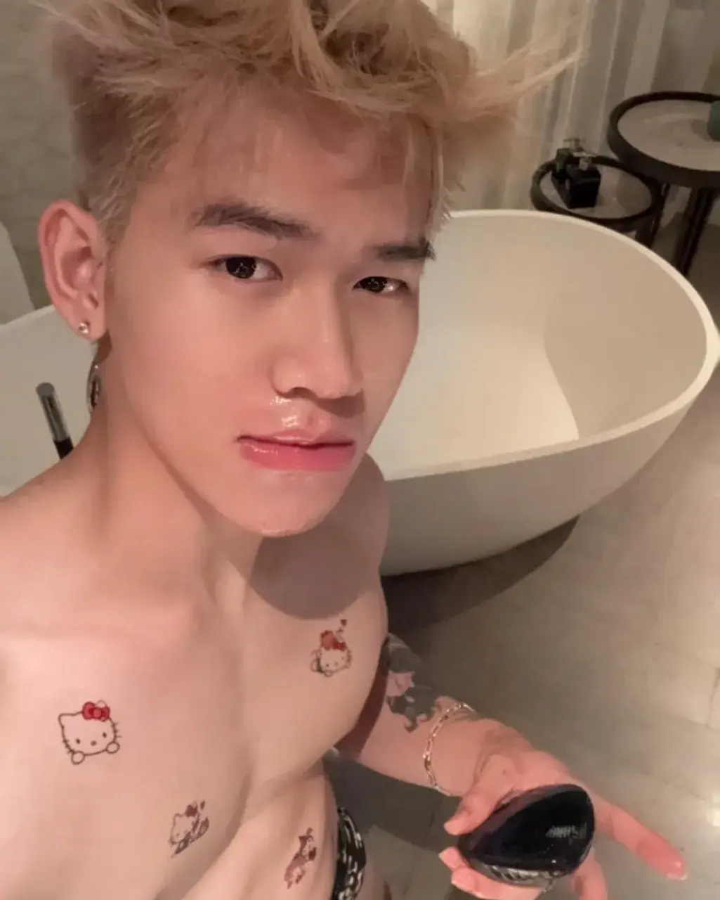 ผู้ชายนมแน่น (6)