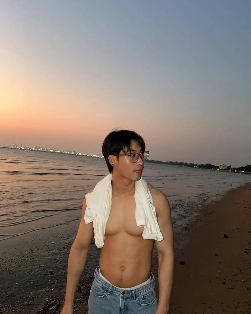 นักร้องท่านหนึ่งกับพวกพ้อง