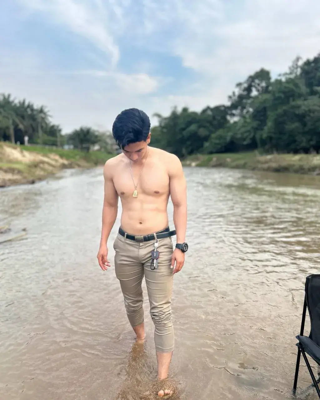 พร้อมคุกเข่าพลีกาย