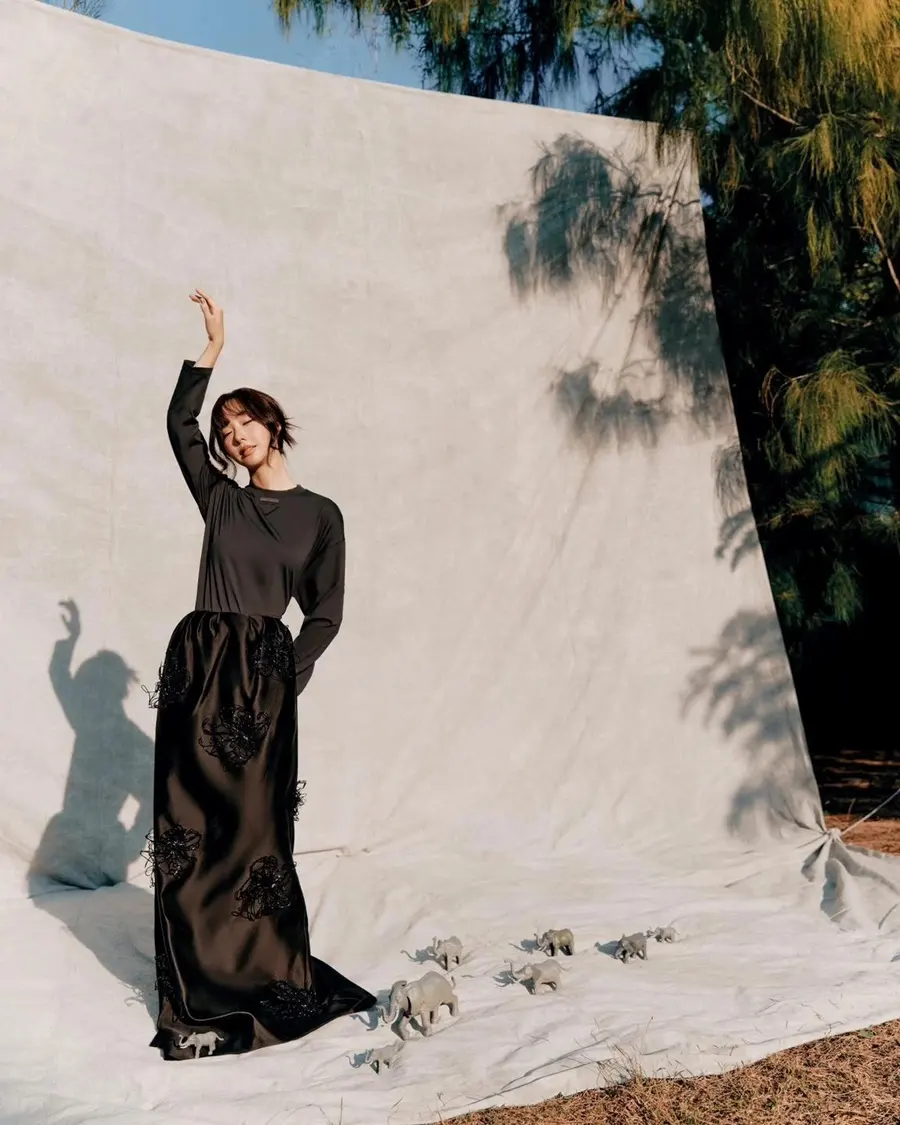 เต้ย-จรินทร์พร @ Harper's BAZAAR Singapore February 2025