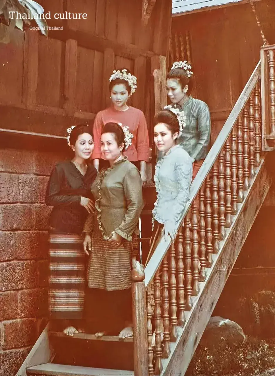 Kingdom of Lanna traditional clothing. (Old Chiang