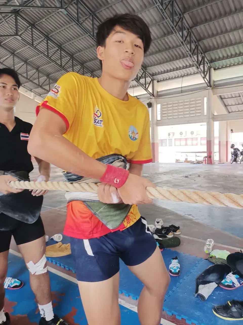 มวยโค้กน้ำทะลัก