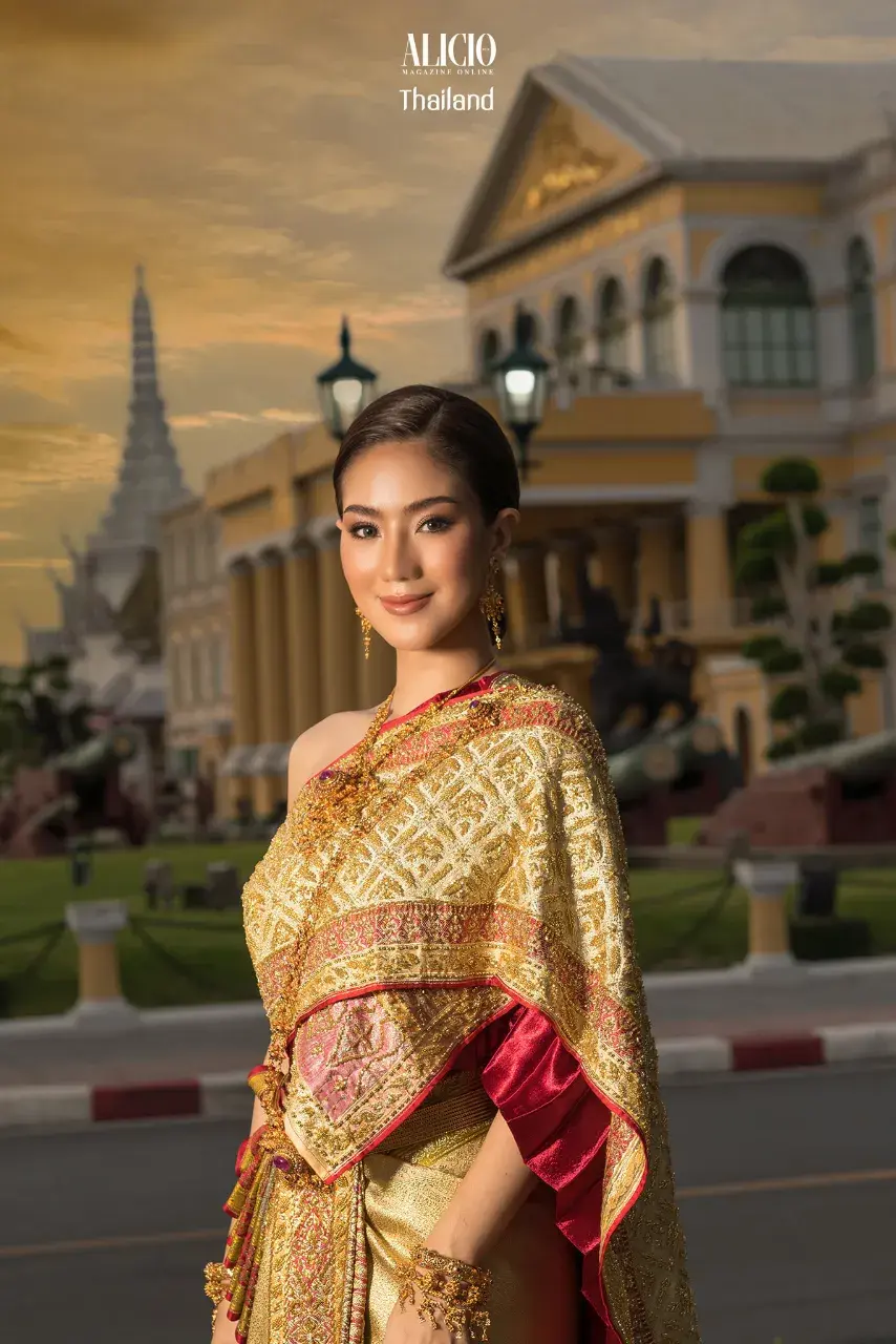 Lady in the Thai Chakraphat National Costume 🇹🇭