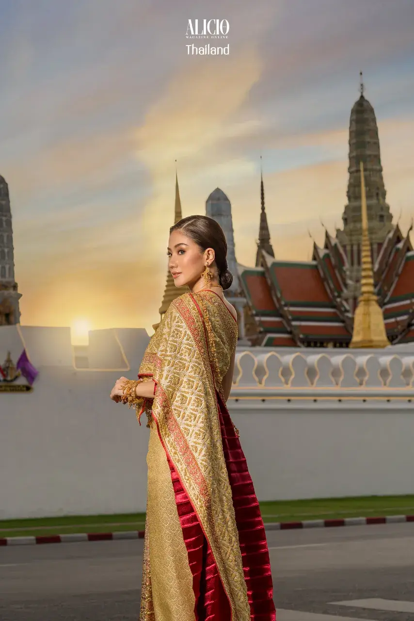 Lady in the Thai Chakraphat National Costume 🇹🇭