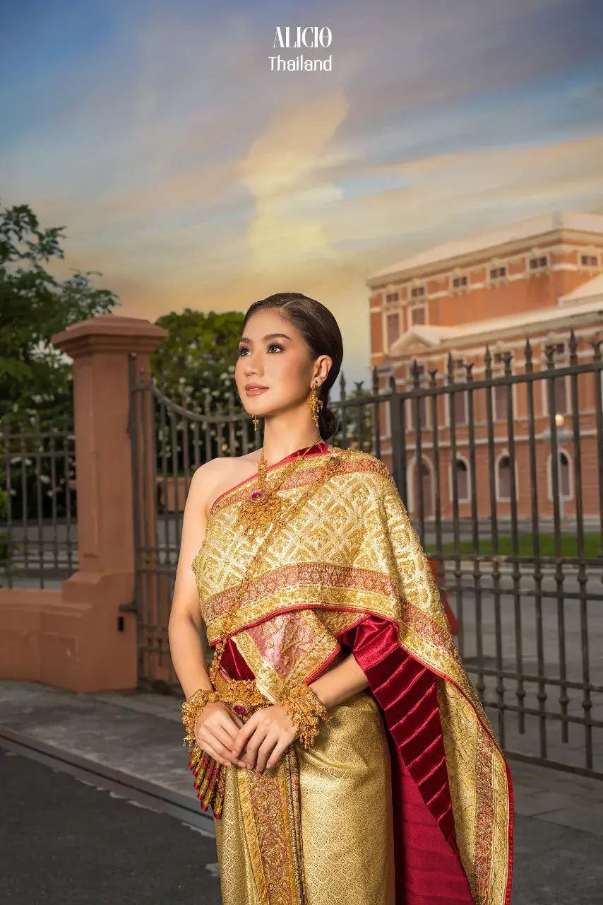 Lady in the Thai Chakraphat National Costume 🇹🇭