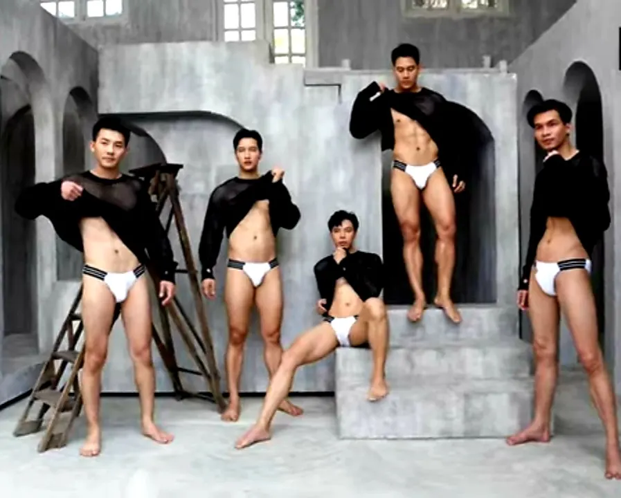 ครางหมู่ผลัดคู่มันส์