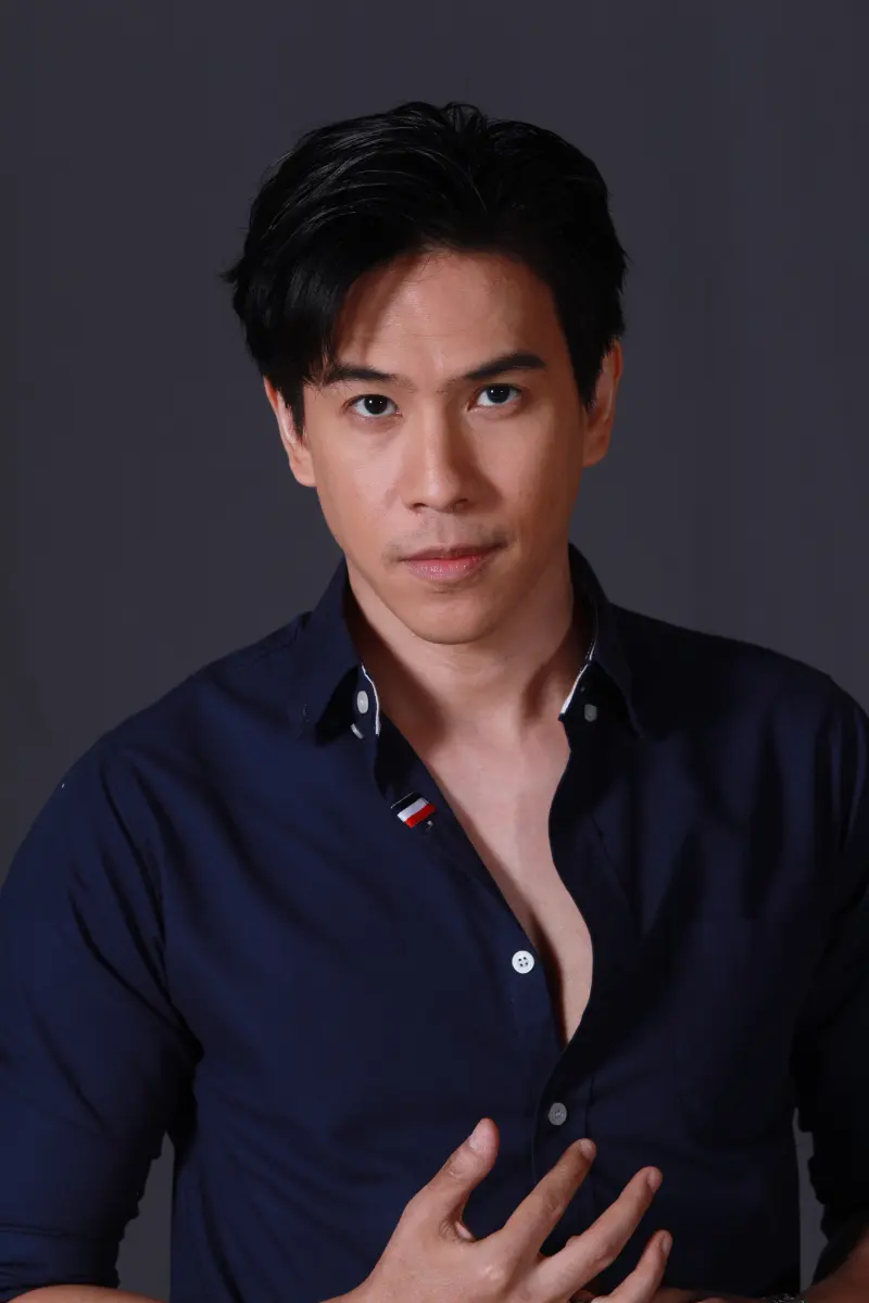 หนุ่มหล่อในชุดสูท