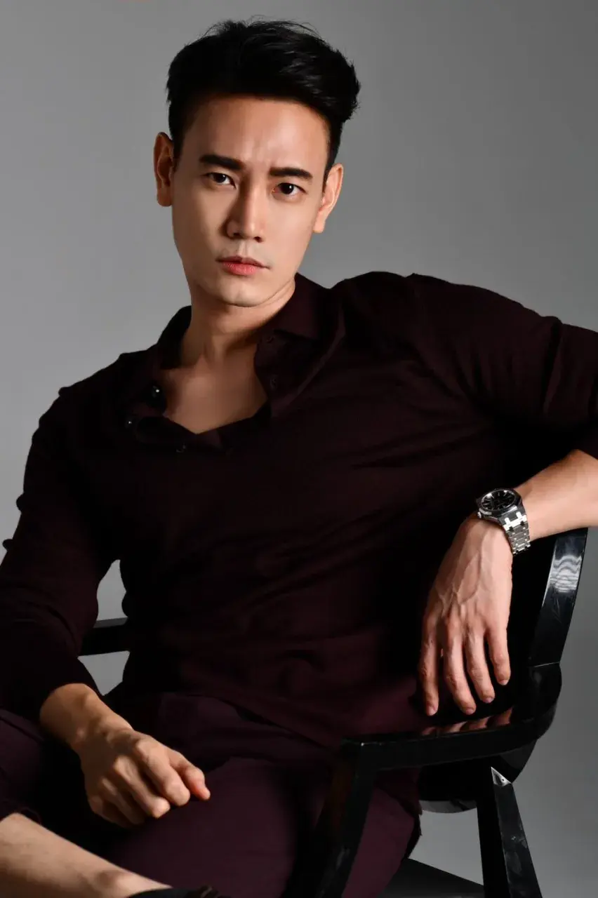 หนุ่มหล่อในชุดสูท