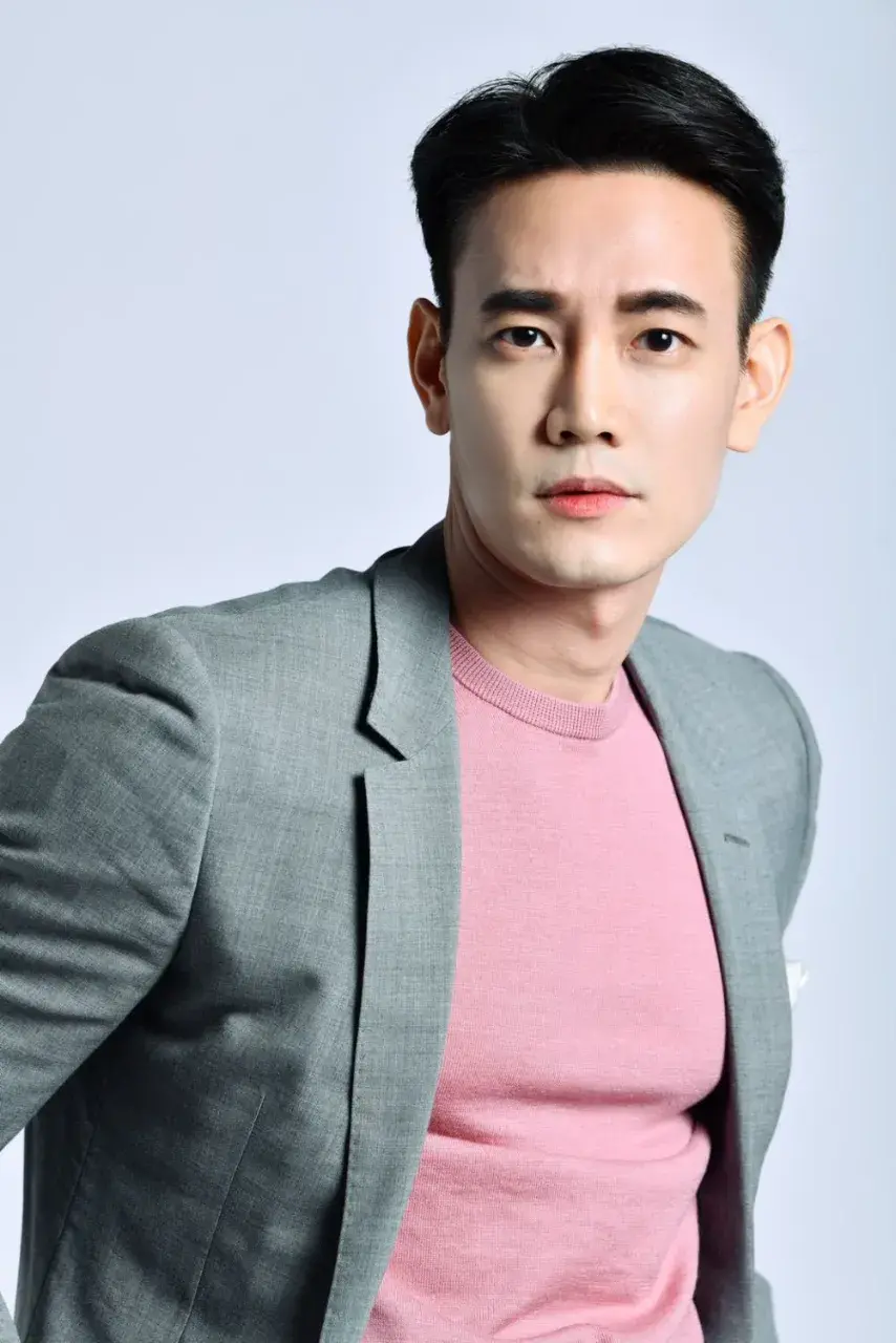 หนุ่มหล่อในชุดสูท