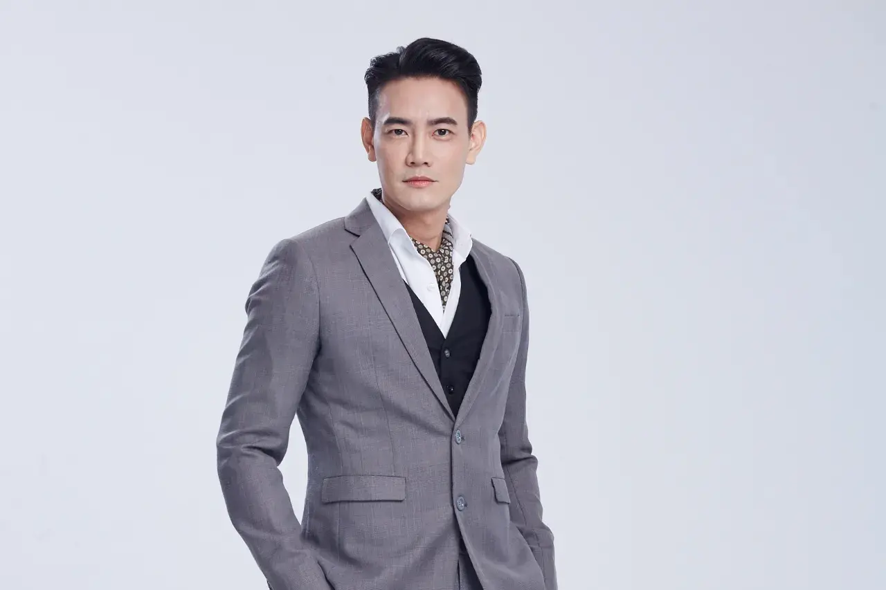 หนุ่มหล่อในชุดสูท