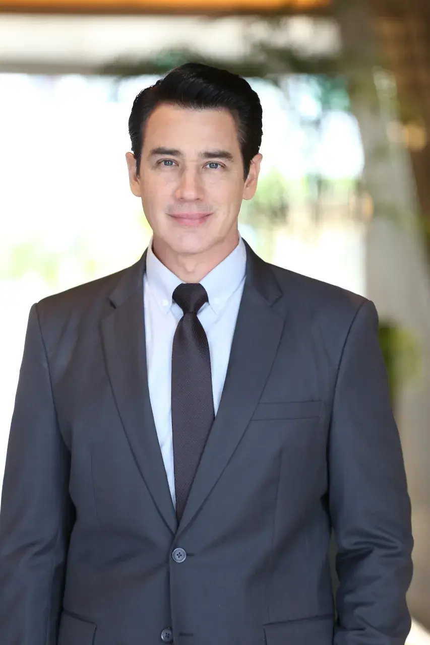 หนุ่มหล่อในชุดสูท