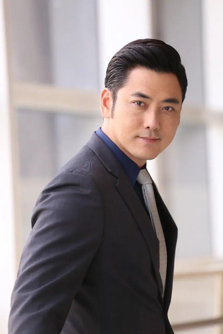 หนุ่มหล่อในชุดสูท