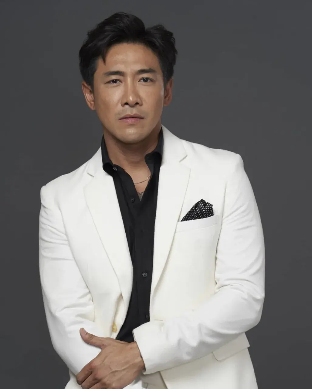 หนุ่มหล่อในชุดสูท