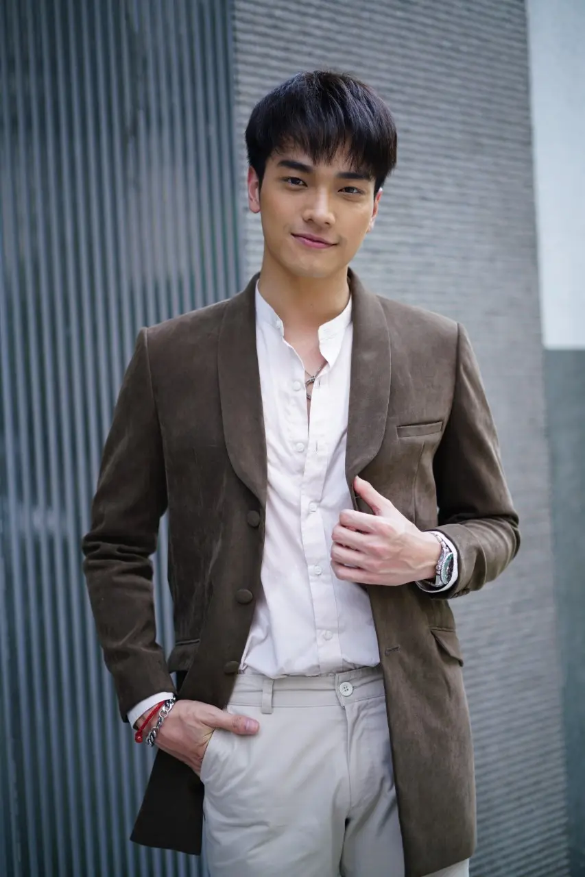 หนุ่มหล่อในชุดสูท