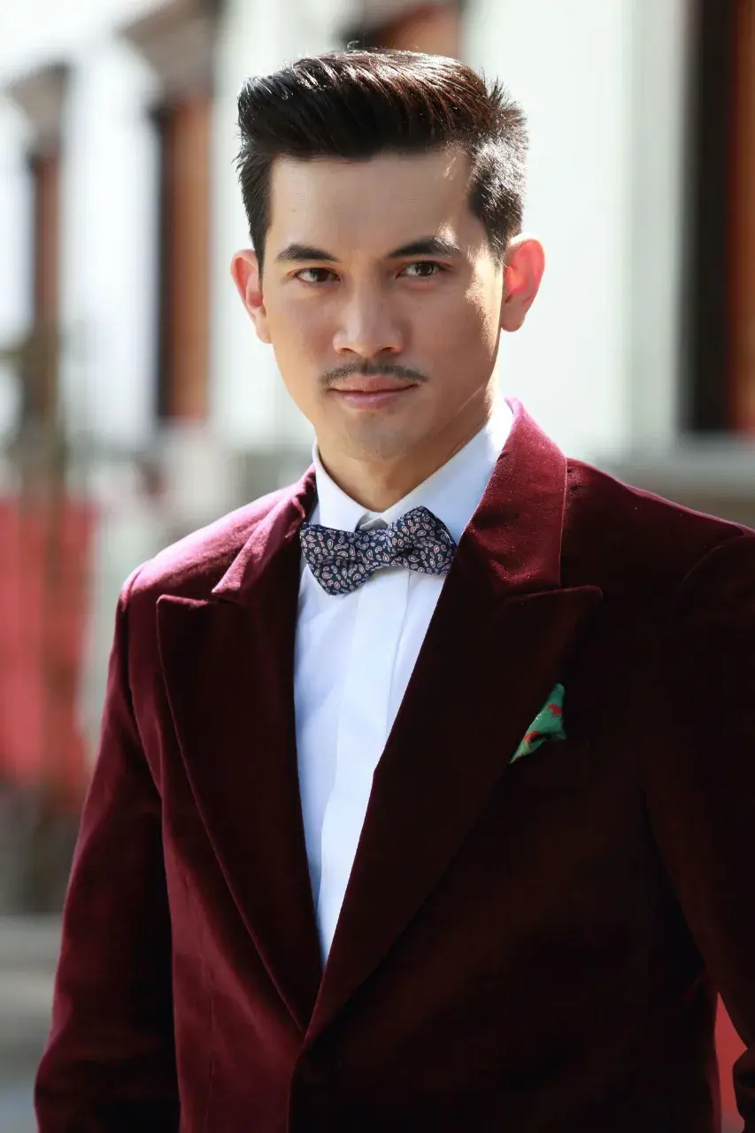 หนุ่มหล่อในชุดสูท