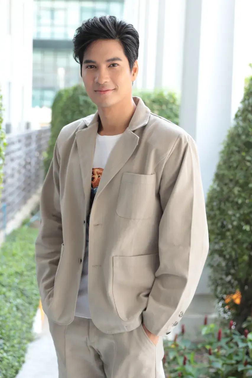 หนุ่มหล่อในชุดสูท