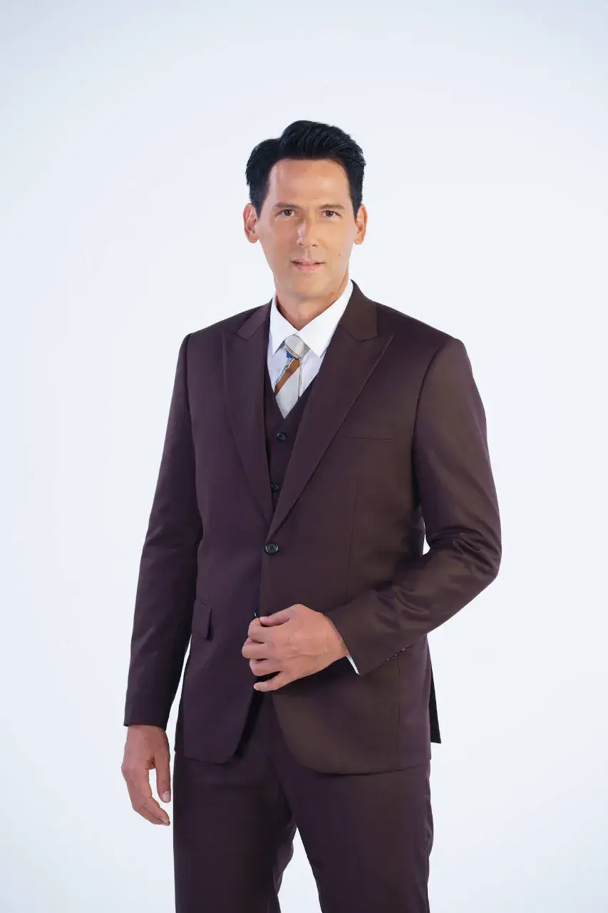 หนุ่มหล่อในชุดสูท