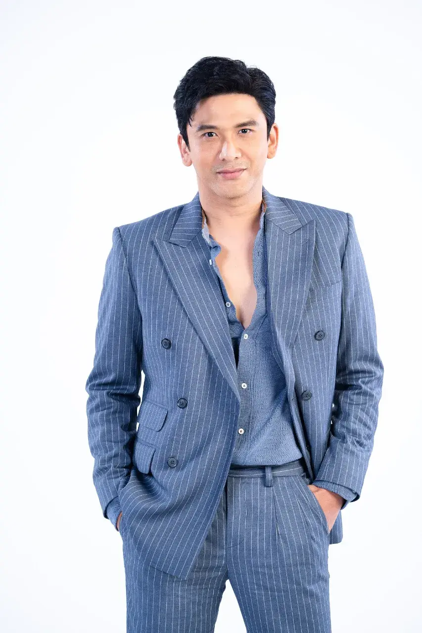 หนุ่มหล่อในชุดสูท