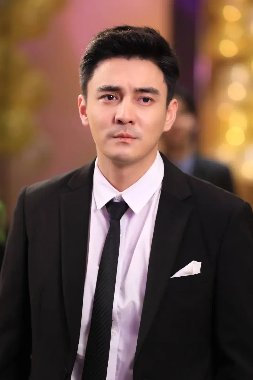 หนุ่มหล่อในชุดสูท