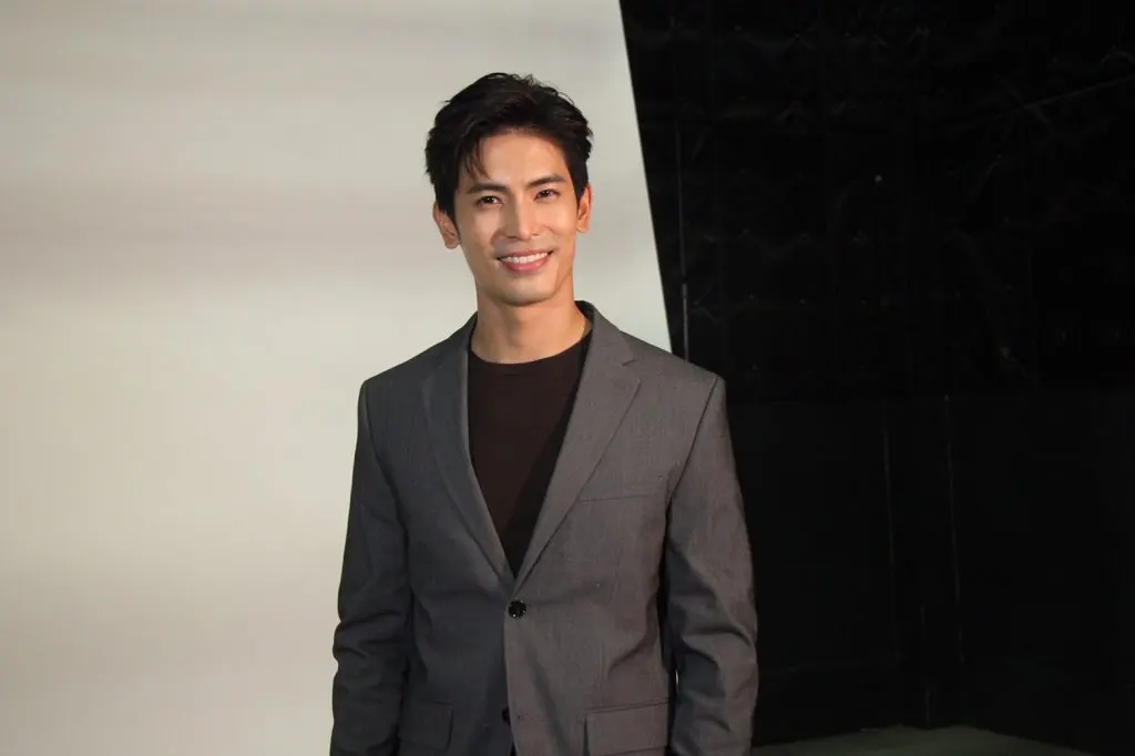 หนุ่มหล่อในชุดสูท